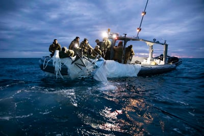 Personal de la Armada, la Guardia Costera y el FBI han recogido todos los escombros del globo del fondo del mar.  (EFE)