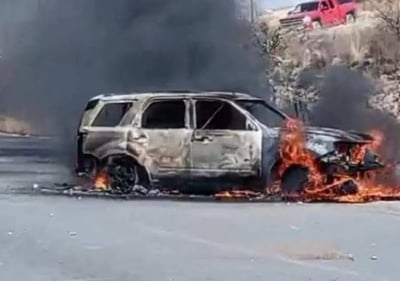 El crimen organizado despojó a los automovilistas de sus vehículos para incendiarlos. (AGENCIAS)