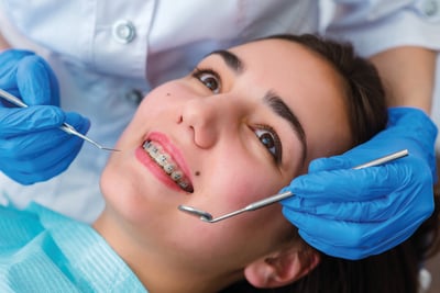 La ortodoncia y la ortopedia (dentofacial) son dos especialidades dentales que a menudo se confunden.
