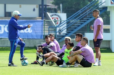 Ricardo Ferretti da instrucciones en el entrenamiento del Cruz Azul; hoy el brasileño debutará en el banquillo de la Máquina, que busca su tercera victoria consecutiva (CRUZ AZUL)
