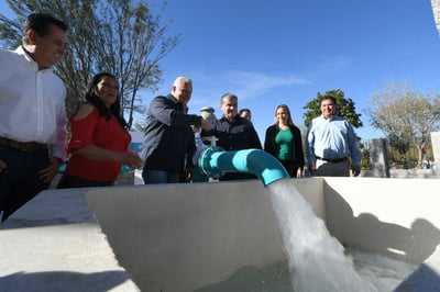 Se inauguró un nuevo pozo de agua, en la plaza Madero, con un aforo de 40 litros por segundo. (FERNANDO COMPEÁN / EL SIGLO DE TORREÓN)