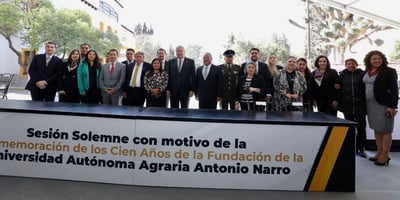 El alcalde de Saltillo, Chema Fraustro, y el rector, Alberto Flores Olivas, develaron una placa conmemorativa por el centenario de la fundación de la UAAAN. (EL SIGLO DE TORREÓN)