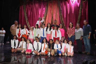 Con la presentación del grupo de teatro festejaron el Día de la Familia en San Pedro. (EL SIGLO DE TORREÓN)