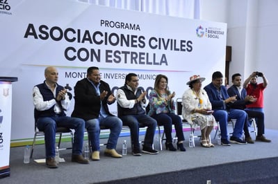 Alcaldesa de Gómez Palacio entregó de forma simbólica cheques a 55 asociaciones civiles que atendieron a la convocatoria. (CORTESÍA)