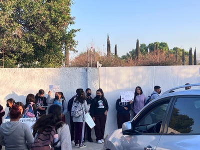 Los alumnos protestaron afuera del plantel, exigiendo justicia por el despido de un profesor. (EL SIGLO DE TORREÓN)