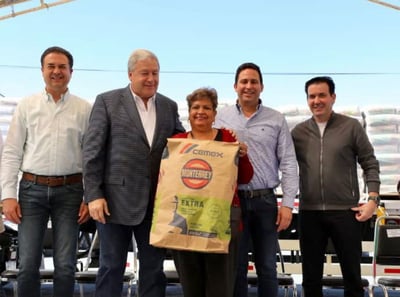 El alcalde de Saltillo, José María Fraustro, participó en la firma de convenio del programa de Cemento a Bajo Costo. (EL SIGLO DE TORREÓN)