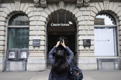Imagen Gobierno de Suiza obliga a Credit Suisse a suspender pago de algunas primas