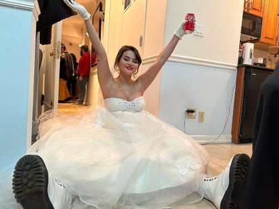 Imagen ¿Habrá boda? Selena Gomez sorprende vestida de novia