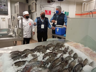 Se reforzaron las labores para prevenir enfermedades transmitidas por la ingesta de productos pesqueros contaminados. (ARCHIVO)