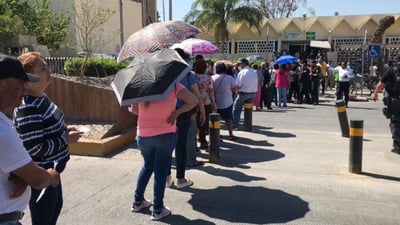 Más de 100 derechohabientes del IMSS cerraron ayer el bulevar Revolución de Torreón por la falta de atención en la farmacia. (EL SIGLO DE TORREÓN)