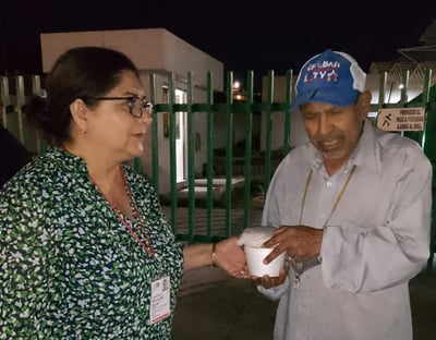 La Dirección de Bienestar Social con el apoyo de la Asociación Civil 'Dispensario Madre Teresa de Calcuta', entregan 100 cenas en diferentes Hospitales de Gómez Palacio. (CORTESÍA)