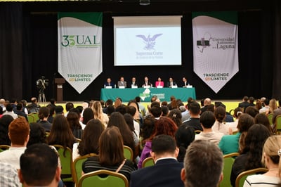 El doctor Javier Laynez Potisek impartió la conferencia en el gimnasio auditorio de la UAL. (EL SIGLO DE TORREÓN)