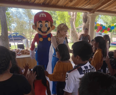 En el marco del Día del Niños, fueron festejados 100 pequeños en una quinta en Gómez Palacio. (CORTESÍA)