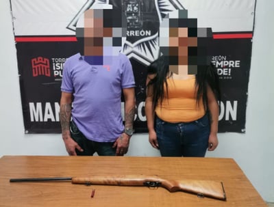 Una pareja en posesión de un rifle amenazó a policías en Torreón. (EL SIGLO DE TORREÓN)