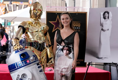 Imagen Carrie Fisher recibe su estrella póstuma en Paseo de la Fama acompañada de su hija, C-3PO y R2-D2