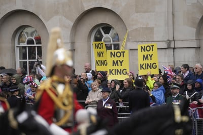 Findlay recalcó que 'protestar es legal' en el Reino Unido, pero agregó que la policía tiene 'el deber de intervenir cuando una protesta deriva en delito'. (AP)