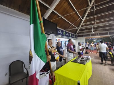 En la palapa del Club Nuevo San Isidro, se realizó la ceremonia inaugural para otra campaña de esta liga sabatina muy competitiva. (Especial)
