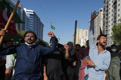 Un grupo de manifestantes irrumpió a la fuerza en la base del todopoderoso Ejército de Pakistán. (AP)