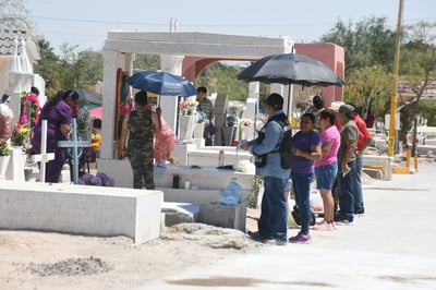 Poca afluencia se registró en el Día de las Madres en el Panteón Municipal 2 de Torreón. (FERNANDO COMPEÁN)