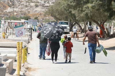 Más de 15 mil personas visitaron los cementerios de Torreón en el día de las Madres. (FERNANDO COMPEÁN)