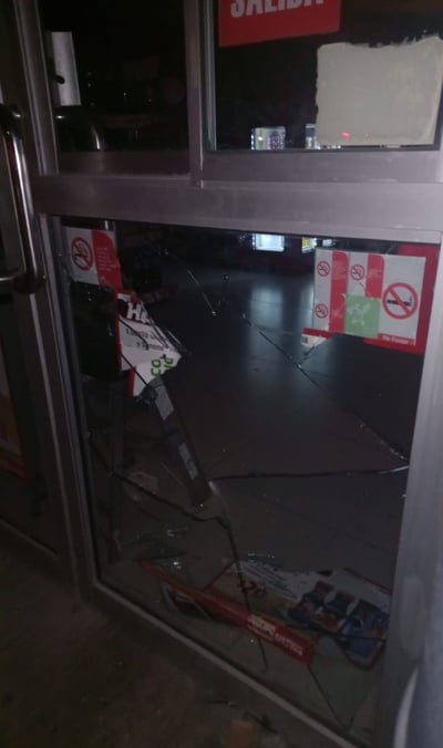 La joven quebró la puerta de vidrio de la tienda de conveniencia. (EL SIGLO DE TORREÓN)