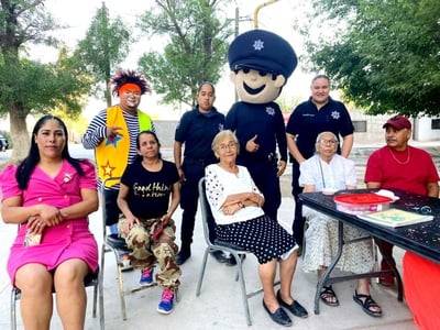 Los agentes de la Policía Municipal, convivieron el fin de semana con madres de la comunidad. (EL SIGLO DE TORREÓN)