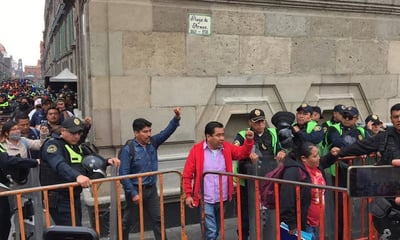 La mañana de este martes, intentaron ingresar maestros de la CNTE a Palacio Nacional, antes de la mañanera de AMLO.