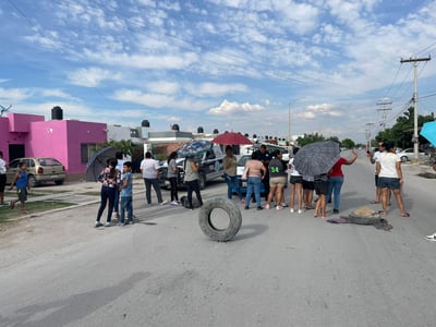Los ciudadanos han realizado ya varios bloqueos al bulevar La Perla. (EL SIGLO DE TORREÓN)