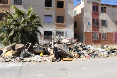 Todos los días se realizan trabajos de limpieza en el sector debido a la constante acumulación de basura. (EL SIGLO DE TORREÓN)