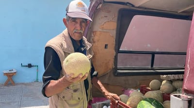 Casi todos los días don José Luis ofrece su mercancía en la esquina de Belisario Domínguez y Chihuahua en el municipio de Lerdo.