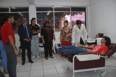 Estudiantes de la UJED se sumaron a la campaña de donación promovida por el Banco de Sangre del Hospital General de GP. (EL SIGLO DE TORREÓN)