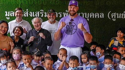 Imagen Tyson Fury visitó orfanato en Bangkok
