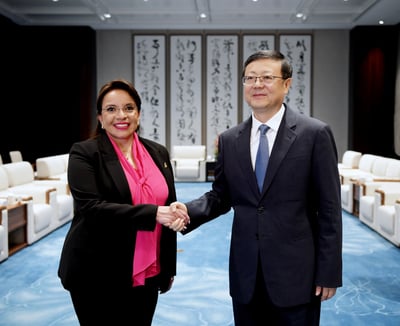 Castro y Rousseff se reunieron hoy en el contexto del establecimiento de relaciones entre China y Honduras. (ARCHIVO)