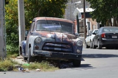 La Dirección de Ecología ha atendido denuncias por autos abandonados en la vía pública. (CORTESÍA)