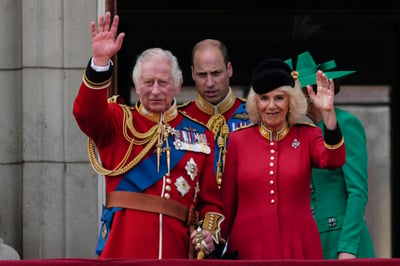 Vestido con el uniforme rojo de ceremonia, Carlos III, de 74 años, salió del palacio de Buckingham, residencia de la familia real, montando a caballo. (AP)