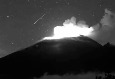 El paso de una estrella fugaz y una explosión fueron captados por las cámaras que monitorean la actividad del volcán Popocatépetl. (ESPECIAL)
