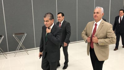 El gobernador Miguel Riquelme encabezó la celebración en Torreón del Día del Abogado. (FERNANDO COMPEÁN)
