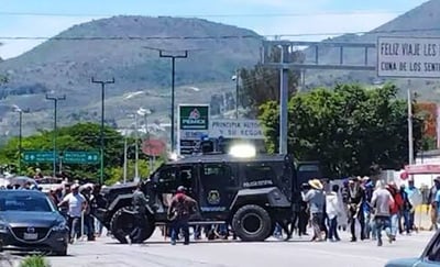 Nuevamente, pobladores de comunidades vinculadas con el grupo criminal 'Los Ardillos' regresaron esta mañana de martes 11 de julio a bloquear la Autopista del Sol.