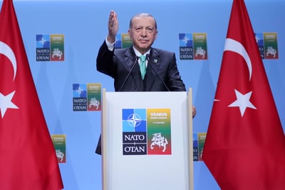 Erdogan reiteró hoy sus críticas contra los gobiernos que apoyan a las YPG. (TIM IRELAND / EFE)