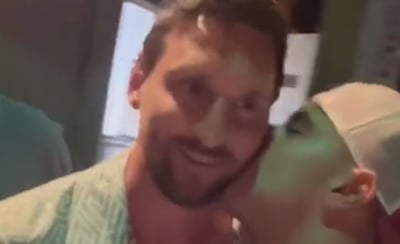 Imagen VIDEO: Fan besa a Messi tras cena con su familia en Miami