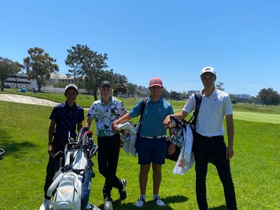 Gran experiencia fue la que tuvo el juvenil golfista lagunero (izq) en el Sur de California, dentro del Mundial de su categoría. (ESPECIAL)
