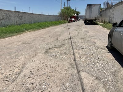 Vecinos del sector, exigen la atención a las calles Malvas y Margaritas, al estar dañadas por el 'olvido' de las autoridades. (EL SIGLO DE TORREÓN)