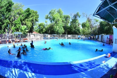 La alberca del Parque Morelos abre de 10 de la mañana a seis de la tarde de jueves a domingo. (CORTESÍA)