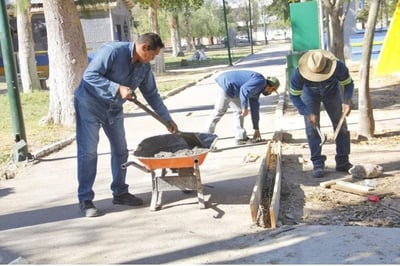Se llevan a cabo labores de mantenimiento en plazas y bosques de Torreón. (CORTESÍA)