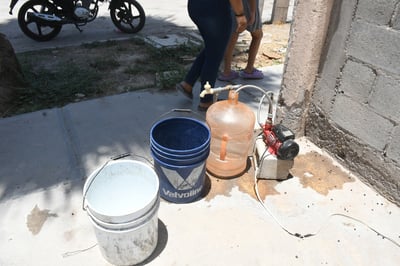 Debido a los problemas de escasez, ya en muchas viviendas instalaron bombas para succionar el agua directamente de la red. (FERNANDO COMPEÁN)