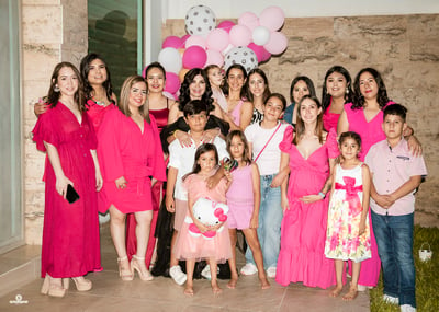 Cristina acompañada de su familia y amigas (ERICK SOTOMAYOR FOTOGRAFÍA)