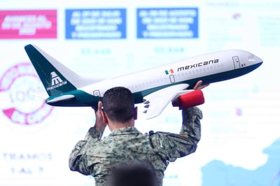 En la conferencia se presentó un modelo a escala de la aeronave, que lleva tonos verdes en la parte de abajo y color rojo en las turbinas, haciendo alusión a la bandera de México. (EFE)