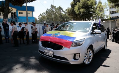 Los restos mortales de Villavicencio salieron en un vehículo fúnebre cerca del mediodía. (EFE)