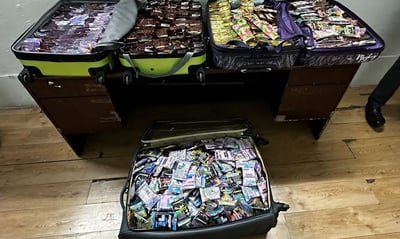 En tres maletas, se localizaron diversos paquetes de distintos colores y leyendas, los cuales contenían más de mil 400 cigarros de hierba con las características de la marihuana.