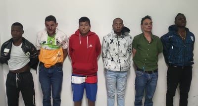 Uno de los presuntos detenidos fue capturado usado una playera del Santos Laguna. (ESPECIAL)